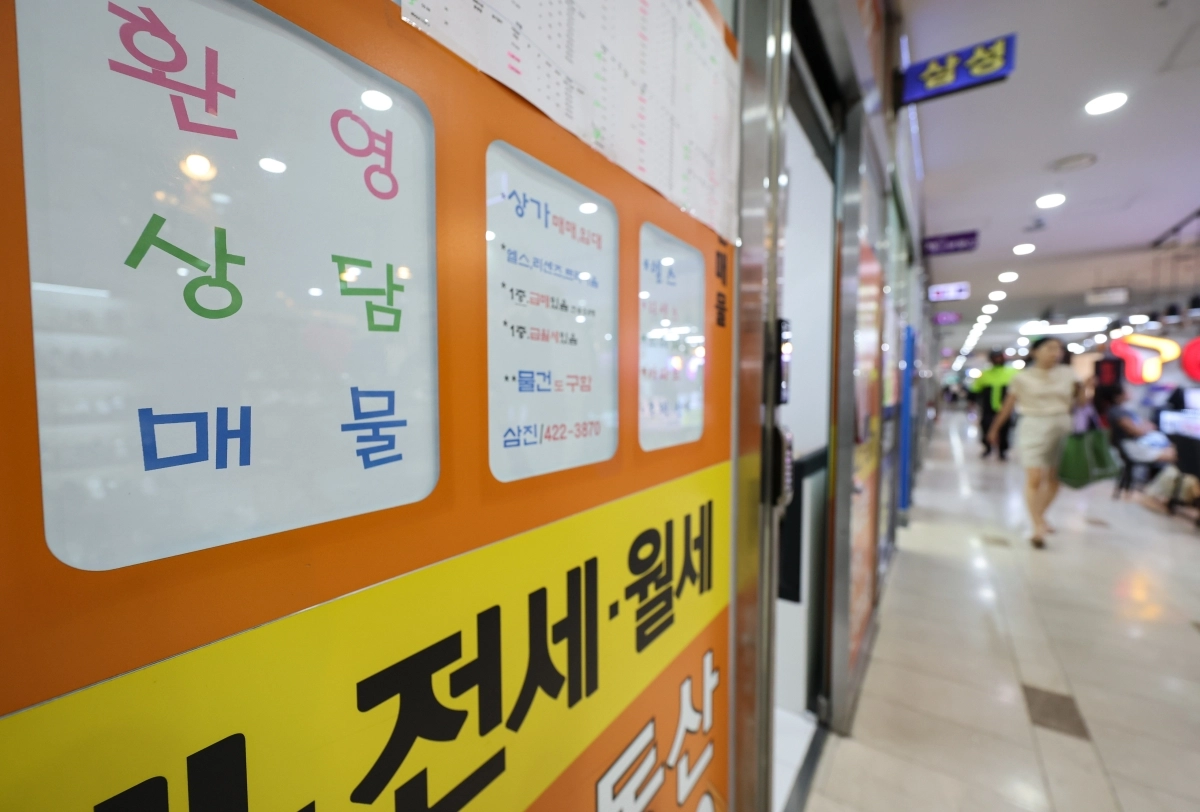 서울 송파구의 한 부동산에 매물 정보가 게시돼 있다. 서울 아파트 전세 매물이 한 달 새 6%, 1년 전과 비교하면 13% 넘게 감소했다. 1일 부동산 빅데이터 플랫폼 아실에 따르면 지난달 31일 기준 서울 전세 매물은 1만 9940건으로, 전월 동기(2만 1200건) 대비 6% 감소했다. 전년 동기(2만 2966건)와 비교하면 13.2% 줄어든 수치다. 업계와 전문가들은 실거주를 유도하는 8·3 세제개편이 임대 물량을 줄이는 추가 요인으로 작용할 수 있다는 분석이다. 2026.9.1 뉴스1