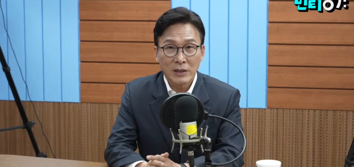 김민석 더불어민주당 대표가 1일 당 공식 유튜브 채널인 민주당TV의 파일럿 방송 ‘민티07’에 출연하고 있다. 유튜브 민주당TV 캡처