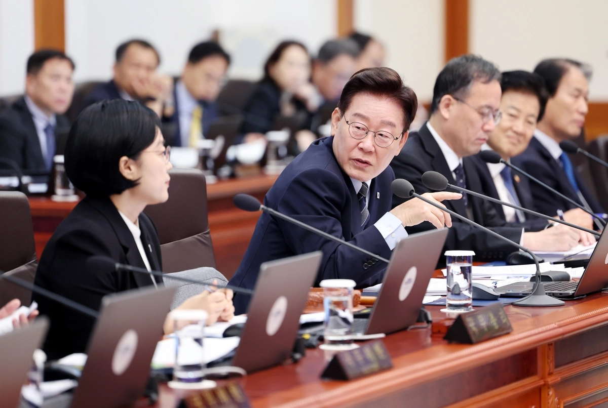 이재명 대통령이 1일 청와대에서 열린 국무회의에서 발언하고 있다. 왼쪽부터 한성숙 국무총리, 이 대통령, 이형일 부총리 겸 재정경제부 장관 후보자(재경부 1차관), 정동영 통일부 장관. 뉴시스