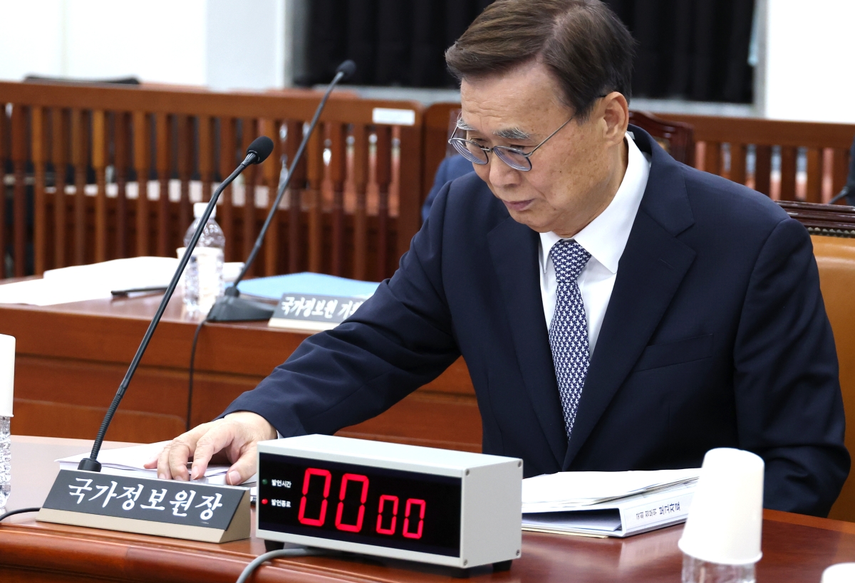 이종석 국가정보원장이 1일 서울 여의도 국회에서 열린 정보위원회 전체회의에서 자료를 확인하고 있다. 2026.9.1  국회사진기자단