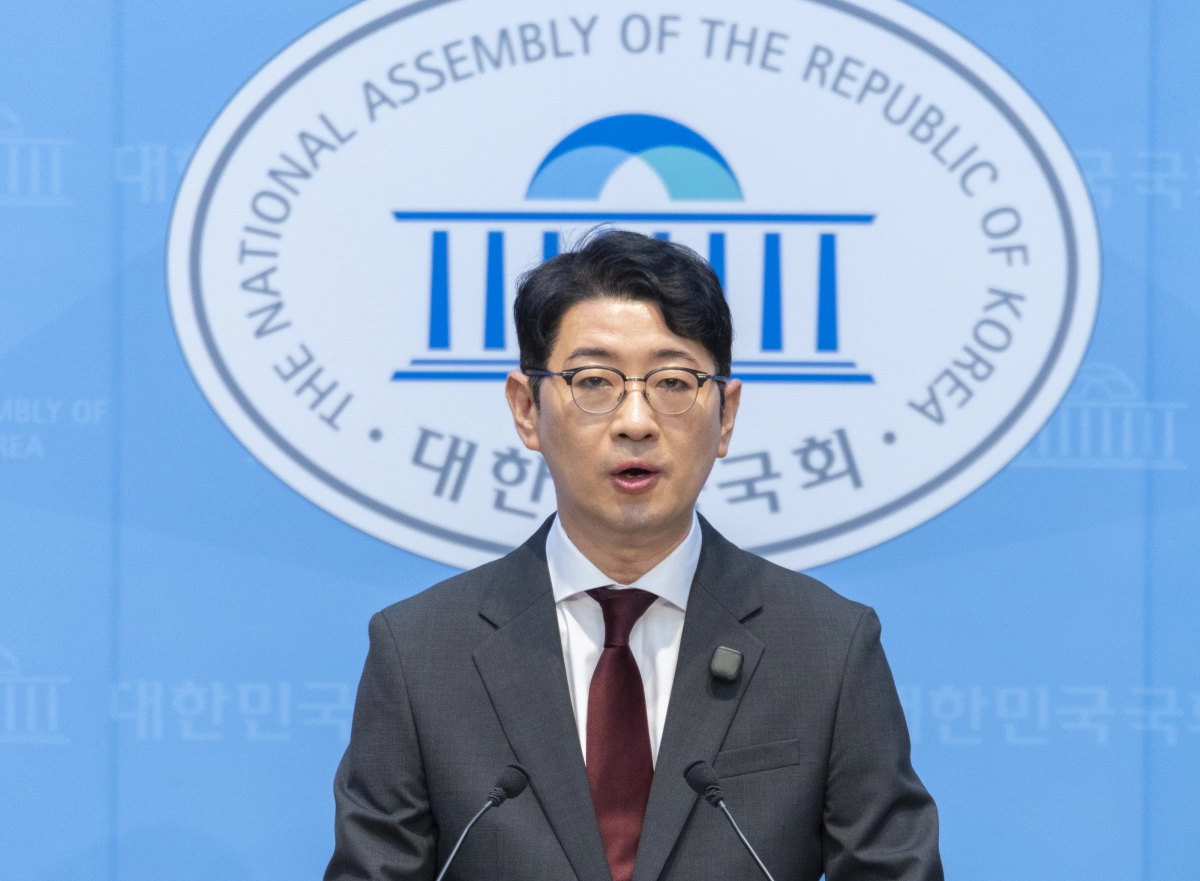 선관위 국조특위 위원인 국민의힘 주진우 의원이 26일 국회 소통관에서 선관위 득표 조작 의혹 관련 기자회견을 하고 있다. 연합뉴스