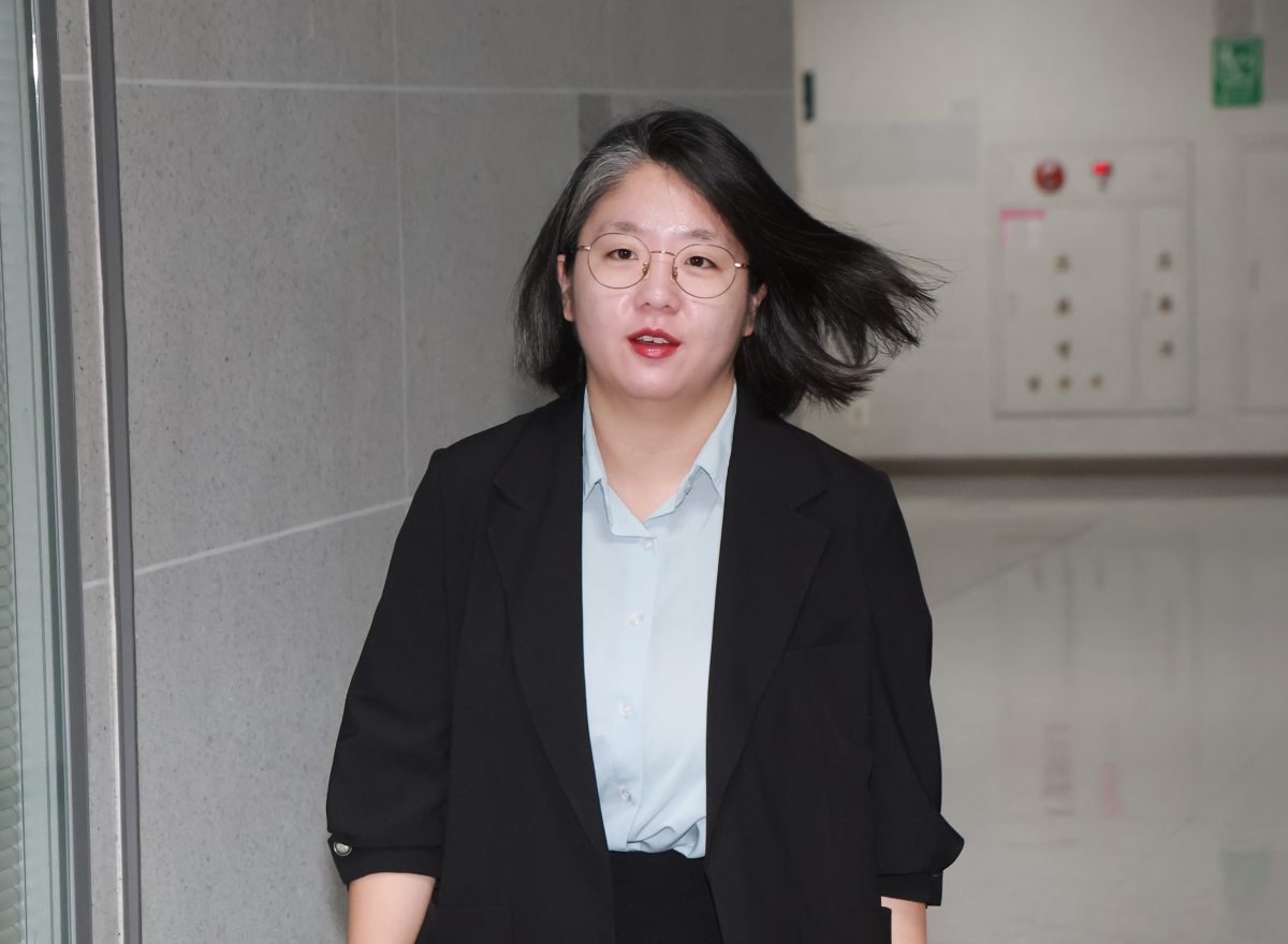 성평등가족부 장관 후보자인 기본소득당 용혜인 원내대표가 31일 국회 의원회관 자신의 사무실로 출근하고 있다. 연합뉴스