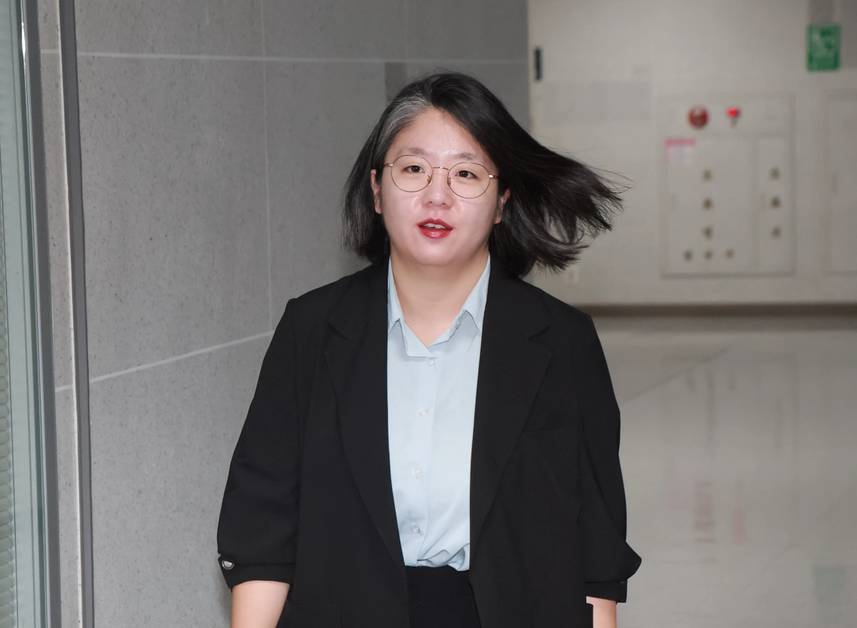 성평등가족부 장관 후보자인 기본소득당 용혜인 원내대표가 31일 국회 의원회관 자신의 사무실로 출근하고 있다. 연합뉴스