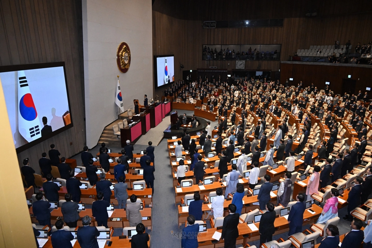 1일 국회에서 열린 정기국회 개회식에서 여야 의원 및 국무위원들이 국기에 경례하고 있다. 2026.9.1 이지훈 기자