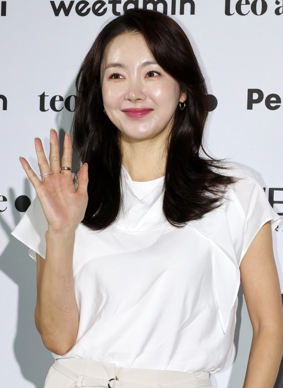 배우 소이현이 1일 서울 중구 동대문디자인플라자(DDP)에서 열린 2027 S/S서울패션위크 리이(RE RHEE) 컬렉션에 참석해 포즈를 취하고 있다. 2026.9.1.<br>뉴스1