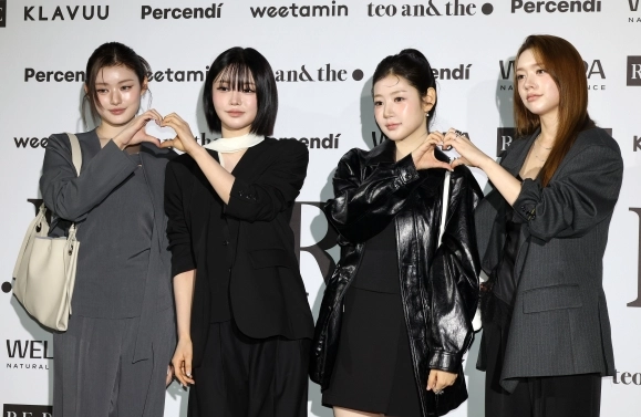 걸그룹 피프티피프티가 1일 서울 중구 동대문디자인플라자(DDP)에서 열린 2027 S/S서울패션위크 리이(RE RHEE) 컬렉션에 참석해 포즈를 취하고 있다. 2026.9.1.<br>뉴스1