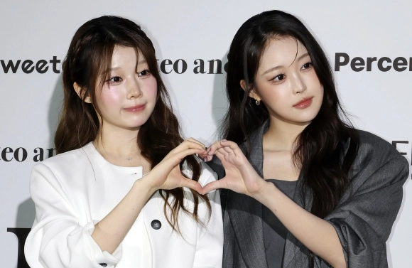 세이마이네임 도희와 소하가 1일 서울 중구 동대문디자인플라자(DDP)에서 열린 2027 S/S서울패션위크 리이(RE RHEE) 컬렉션에 참석해 포즈를 취하고 있다. 2026.9.1.<br>뉴스1