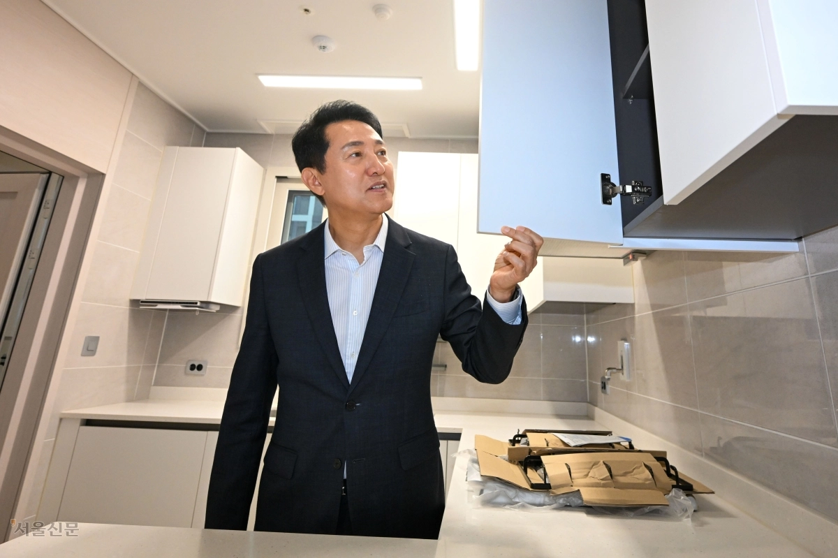 오세훈 서울시장이 1일 송파구 잠실르엘 미리내집을 점검하고 있다.  도준석 전문기자