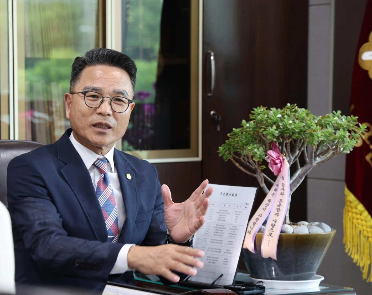 장정호 서울 용산구의회 의장이 1일 집무실에서 인터뷰를 진행하고 있다. 용산구의회 제공