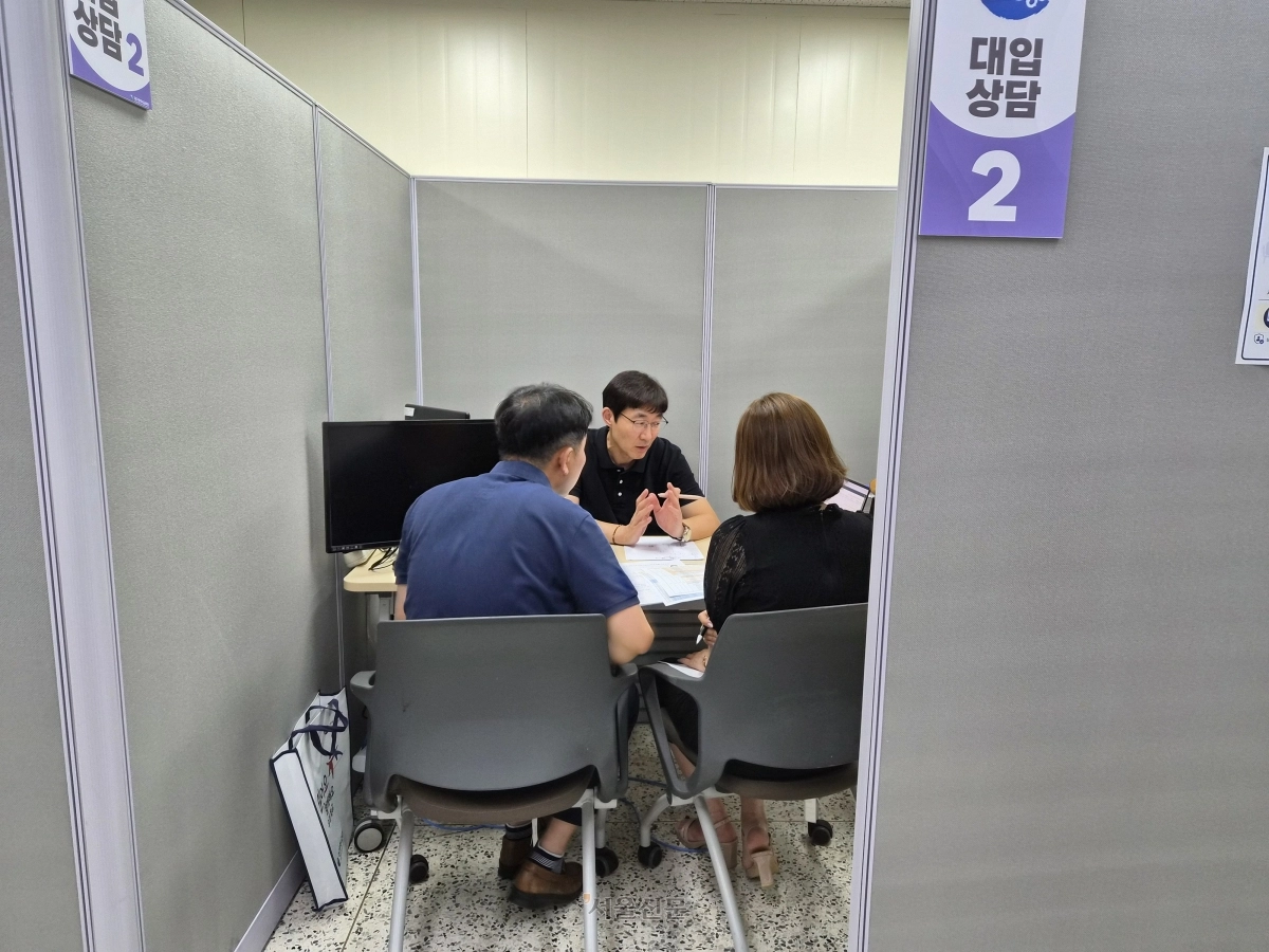 지난달 24일 대구시교육청에 위치한 진로진학지원센터 ‘우리쌤과 진로진학상담’에서 한 수험생과 학부모가 상담을 받고 있다.