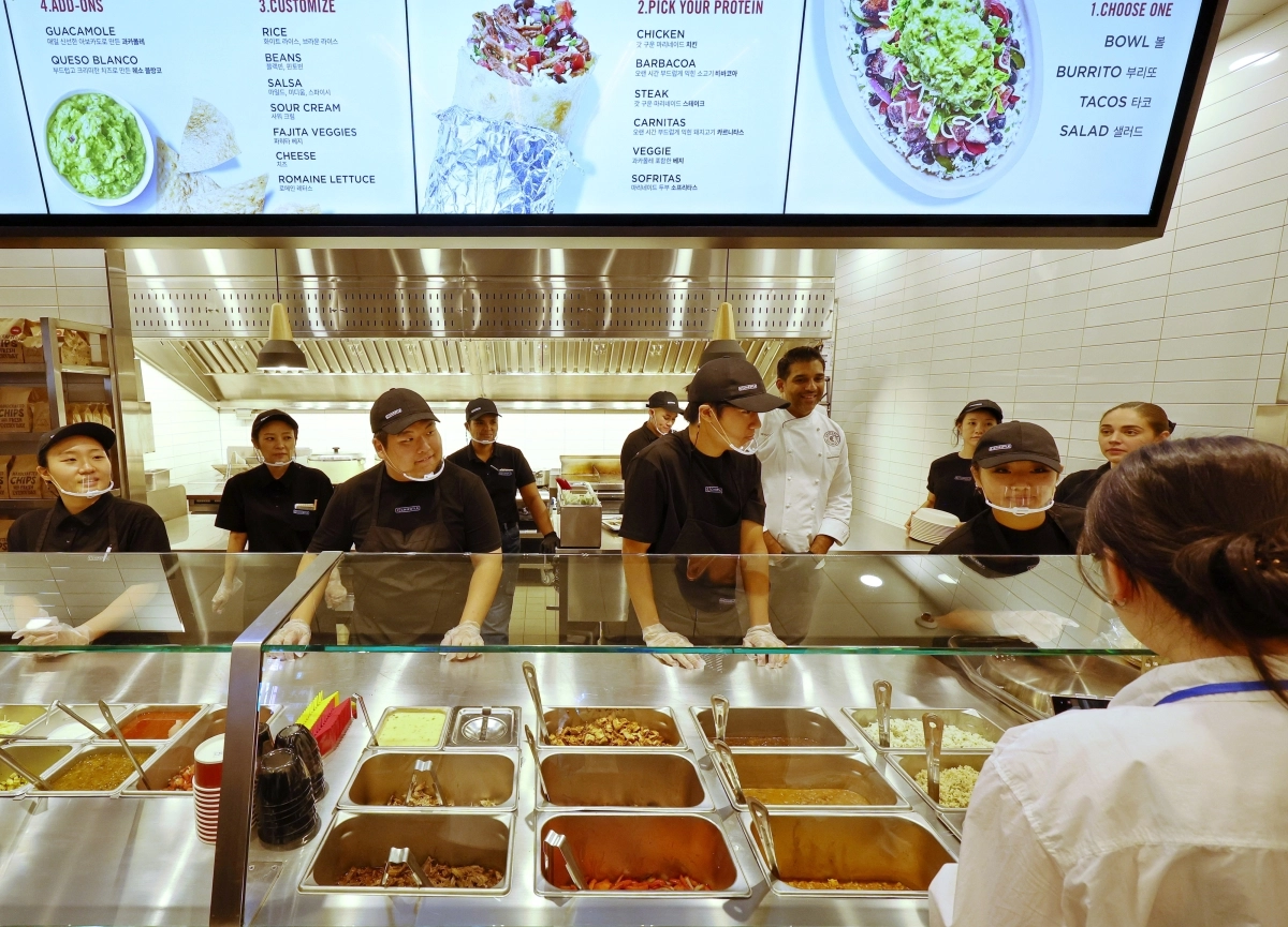 미국 멕시칸 패스트푸드 브랜드 ‘치폴레’의 서울 강남 1호점이 2일 문을 여는 가운데, 직원들이 1일 열린 사전 공개 행사에서 주문을 받고 있다. 연합뉴스