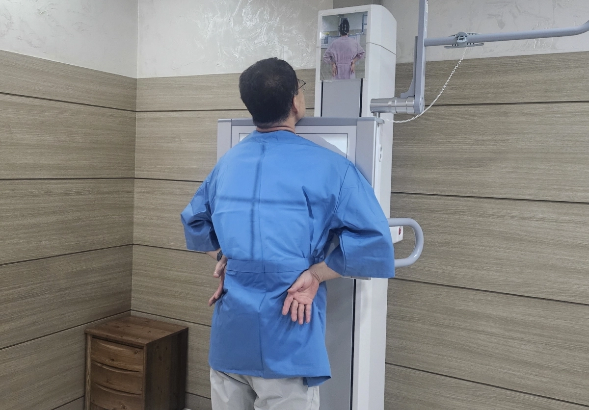 강북구민이 지난달 강북구보건소에서 결핵검진을 위한 흉부X선 촬영을 하고 있다. 강북구 제공