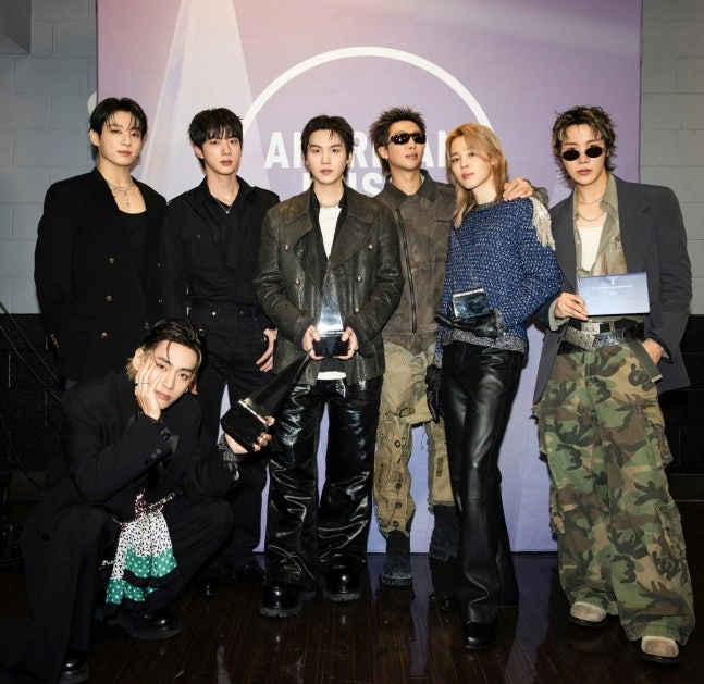 그룹 방탄소년단(BTS)의 ‘그래미 어워드’ 보이콧은 우리에게 문화 제국주의를 비판적으로 성찰하게 한다. 지난달 ‘아메리칸 뮤직 어워드’에서 상을 받은 BTS.  빅히트뮤직 제공