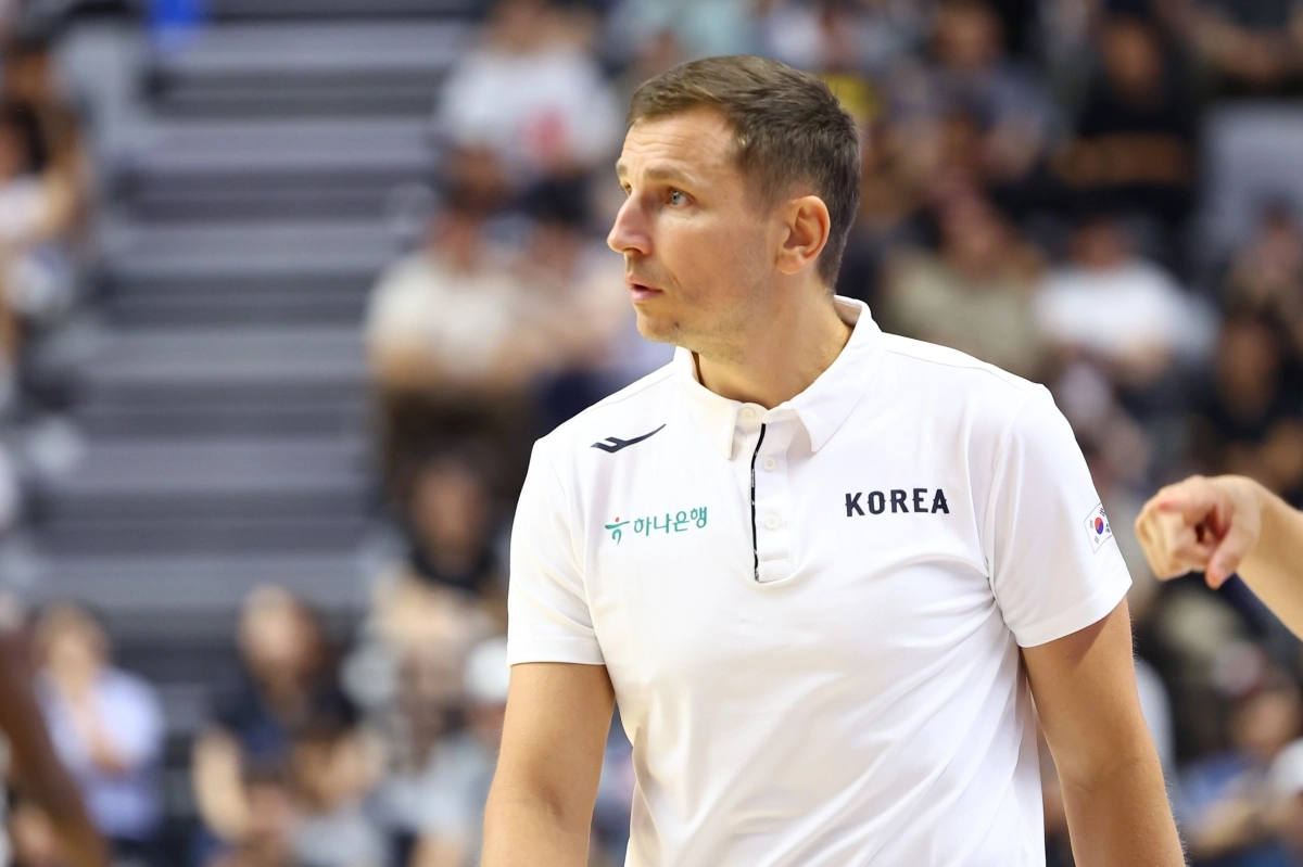 니콜라이스 마줄스 감독이 31일 경기 수원 kt소닉붐아레나에서 열린 2027 국제농구연맹(FIBA) 월드컵 아시아 예선 대한민국과 사우디아라비아의 경기를 지켜보고 있다. 2026.8.31 뉴시스
