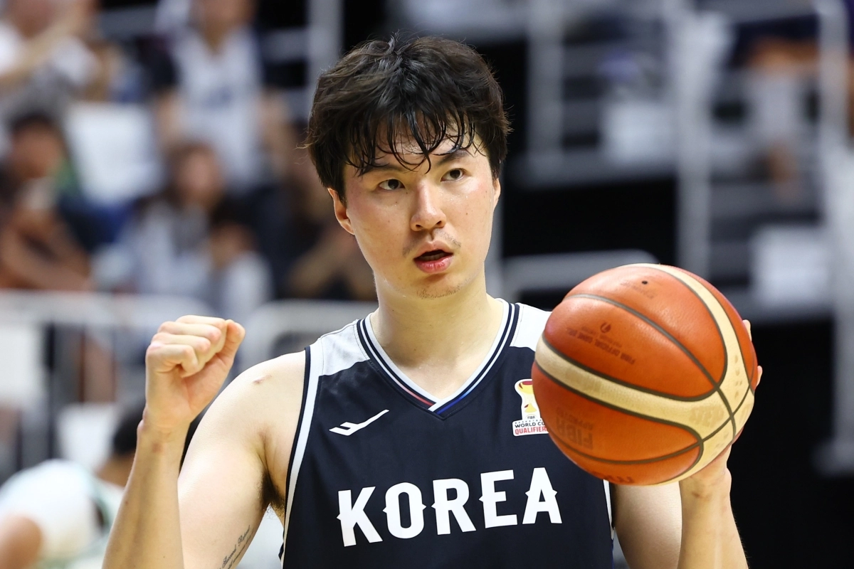농구 대표팀 에이스 이현중이 31일 경기 수원 kt소닉붐아레나에서 열린 2027 국제농구연맹(FIBA) 월드컵 아시아 예선 대한민국과 사우디아라비아의 경기에서 상대 반칙 판정을 얻어낸 뒤 기뻐하고 있다. 2026.8.31 뉴시스