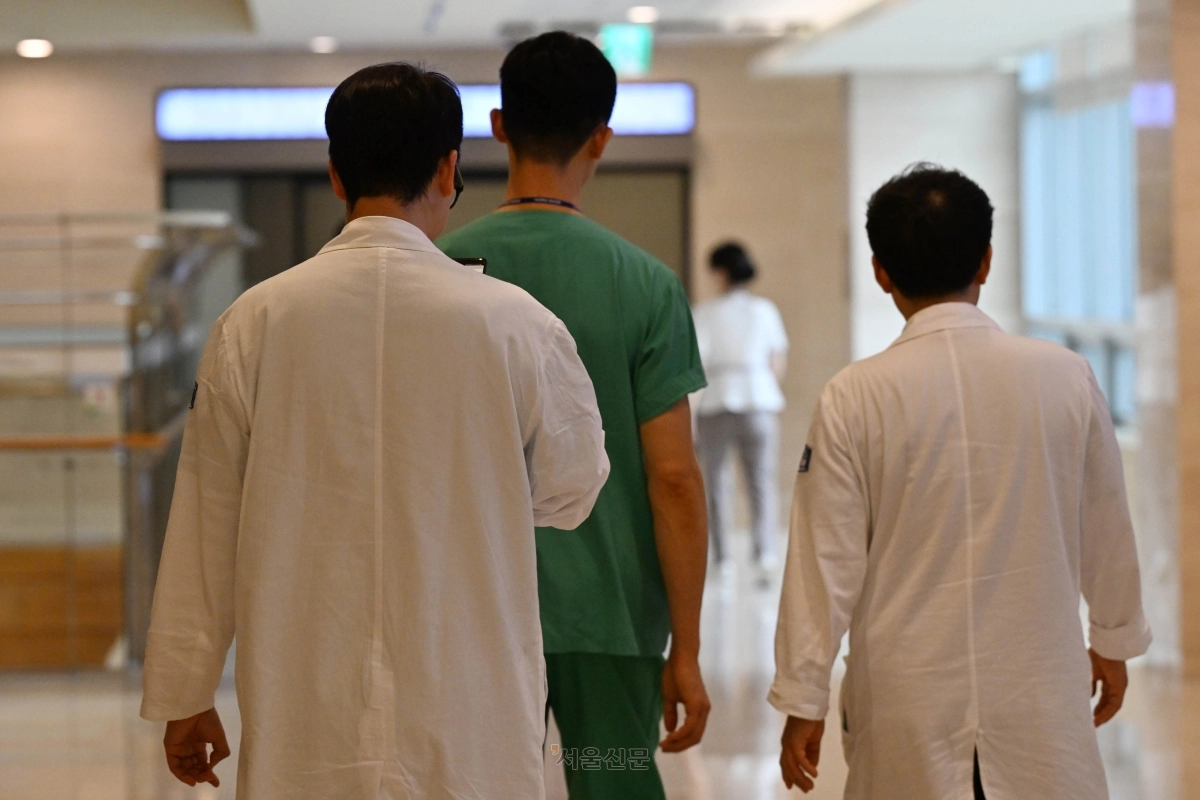 의대 정원에 반발해 병원을 떠났던 사직 전공의 상당수가 현장에 복귀한 가운데 지난해 9월 한 서울 시내 한 대형병원에서 의료진이 이동하고 있다.  홍윤기 기자