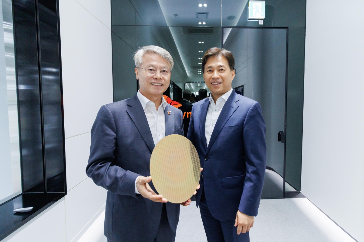 민형배 전남광주통합특별시장이 1일 SK하이닉스 이천캠퍼스 M14 공장을 방문, 곽노정 대표이사와 함께 반도체 생산현장을 살펴본 뒤 홍보용 반도체 웨이퍼를 들고 기념촬영을 하고 있다. 전남광주통합특별시 제공