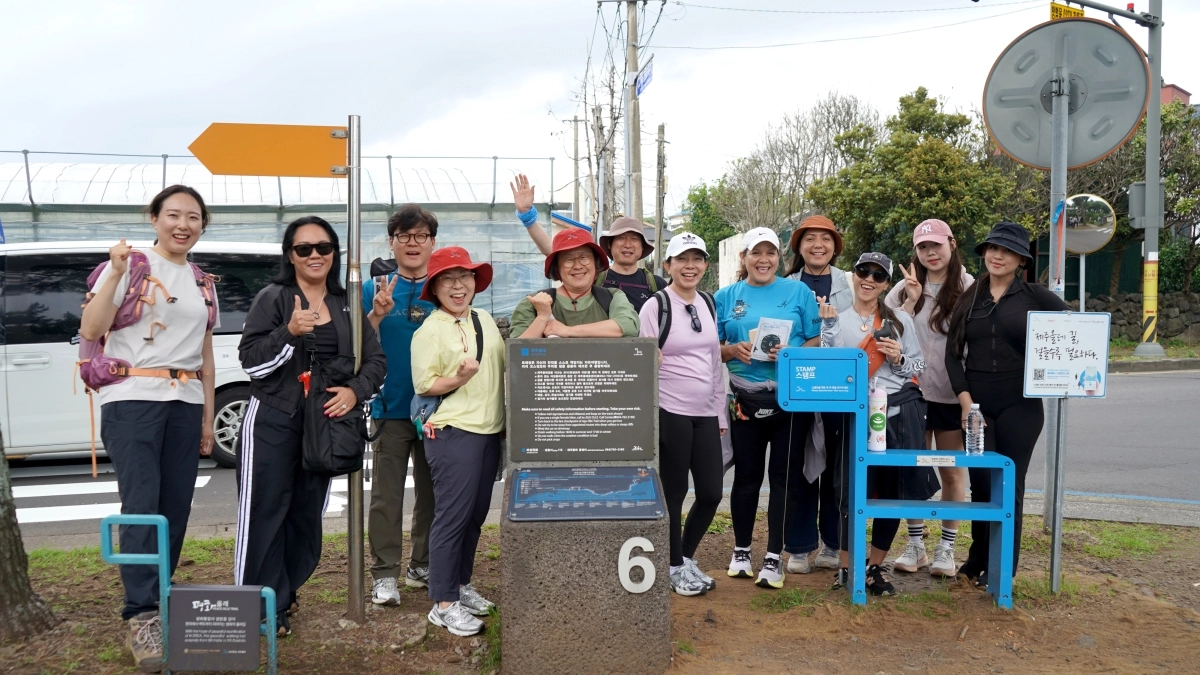 제주올레 안은주 대표 등이 괌정부관광청 관계자들과 함께 제주올레 6코스를 답사한 뒤 기념촬영을 하고 있다. 제주올레 제공