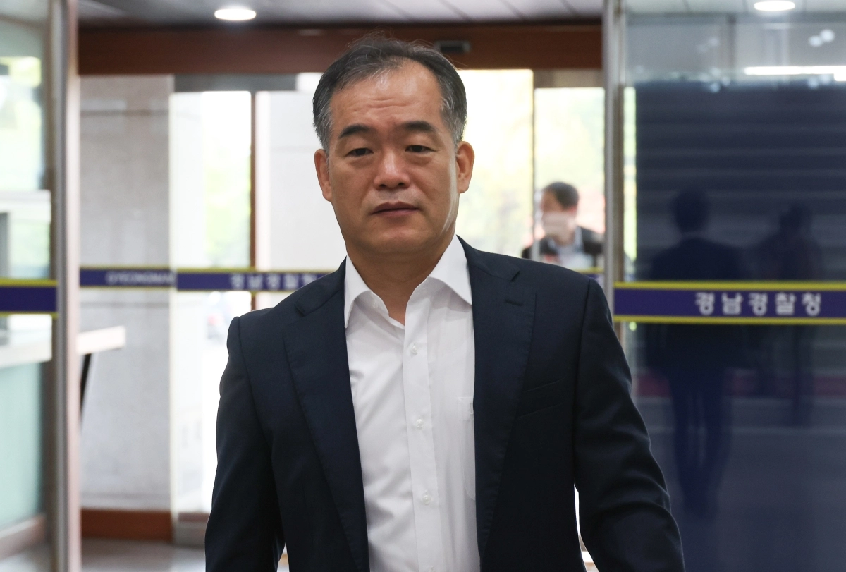 경찰청 차장으로 임명돼 경찰청장 직무대행을 맡게 된 김종철 신임 차장이 2일 오전 경남 창원시 경남경찰청으로 출근하고 있다. 2026.9.2. 연합뉴스