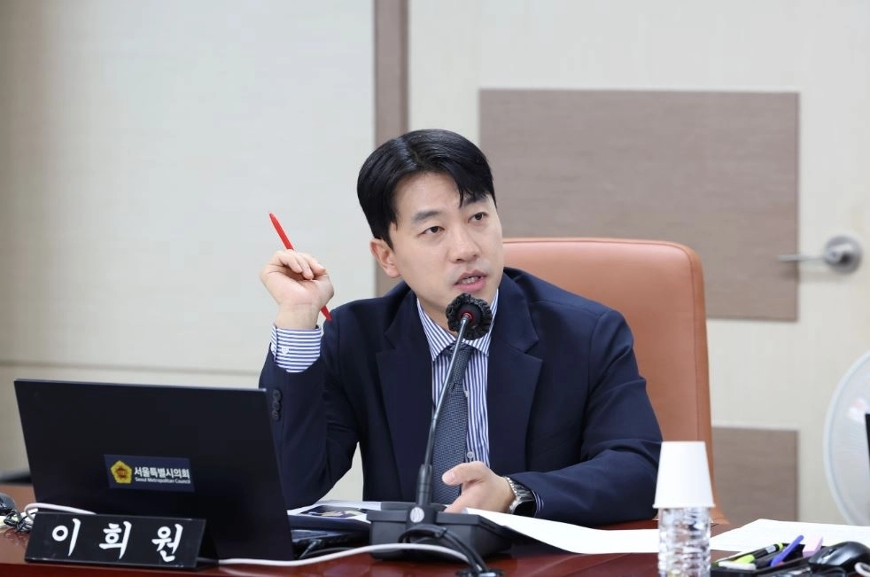 제339회 임시회 교육위원회 주요업무보고에서 질의하는 이희원 의원. 서울시의회 제공