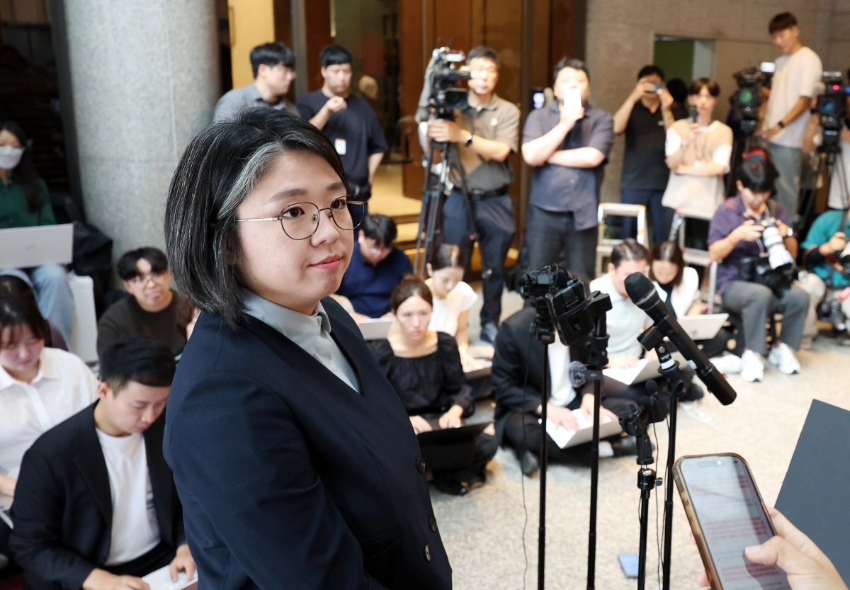 용혜인 성평등가족부 장관 후보자가 2일 오전 서울 서대문구 한국청소년활동진흥원에 마련된 인사청문회 준비사무실로 첫 출근하며 취재진의 질문을 듣고 있다. 2026.9.2 뉴스1