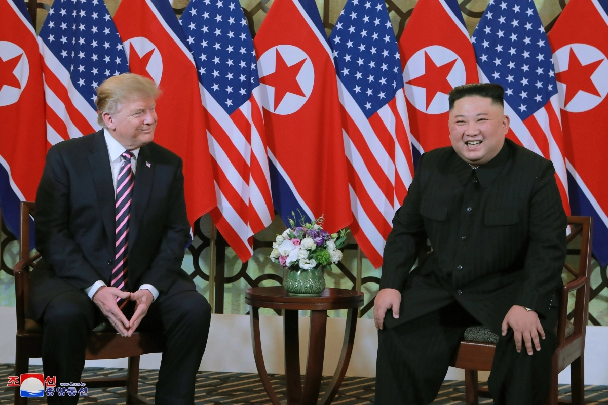 김정은 북한 국무위원장이 베트남 하노이 메트로폴 호텔에서 도널드 트럼프 미국 대통령과 만나 환담과 만찬을 했다고 조선중앙통신이 27일 보도했다. 2019.2.28. 연합뉴스