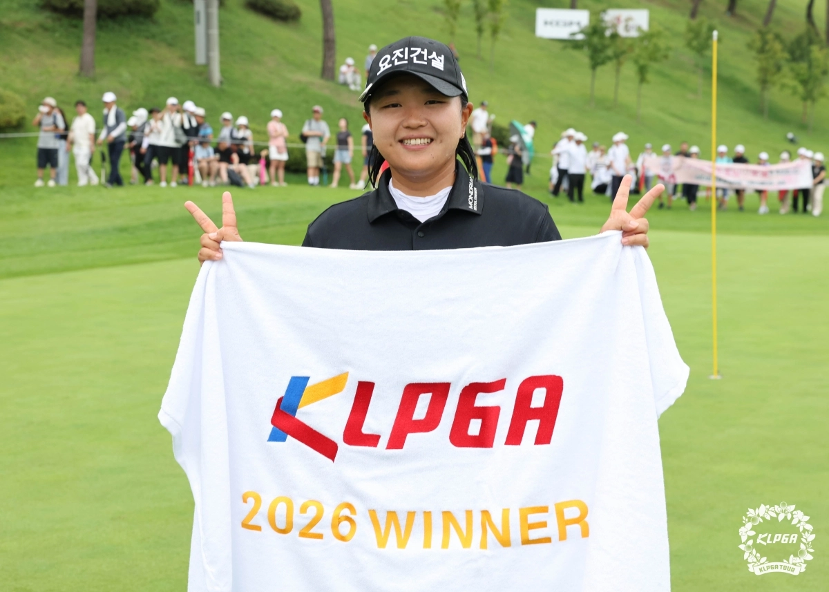 신다인이 지난달 30일 KLPGA 투어 KG 레이디스 오픈  2연패를 이루고 2연패를 뜻하는 손가락 2개를 펴보이고 있다. KLPGA 제공.