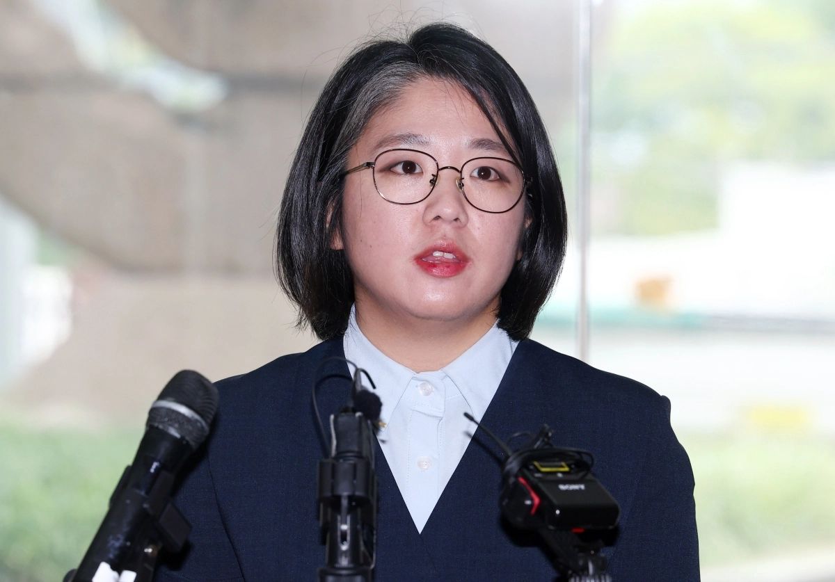 용혜인 성평등가족부 장관 후보자가 2일 서울 서대문구 한국청소년활동진흥원에 마련된 인사청문 준비 사무실로 첫 출근하며 취재진 질문에 답변하고 있다. 뉴시스