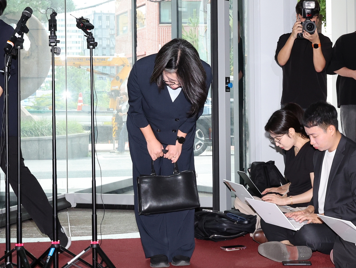 용혜인 성평등가족부 장관 후보자가 2일 오전 서울 서대문구 한국청소년활동진흥원에 마련된 인사청문회 준비사무실로 첫 출근하며 인사하고 있다. 뉴스1