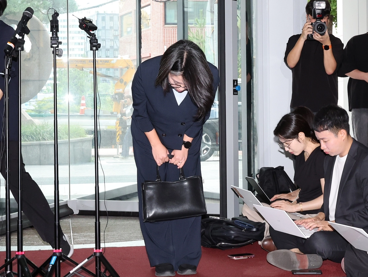 용혜인 성평등가족부 장관 후보자가 2일 오전 서울 서대문구 한국청소년활동진흥원에 마련된 인사청문회 준비사무실로 첫 출근하며 인사하고 있다. 뉴스1