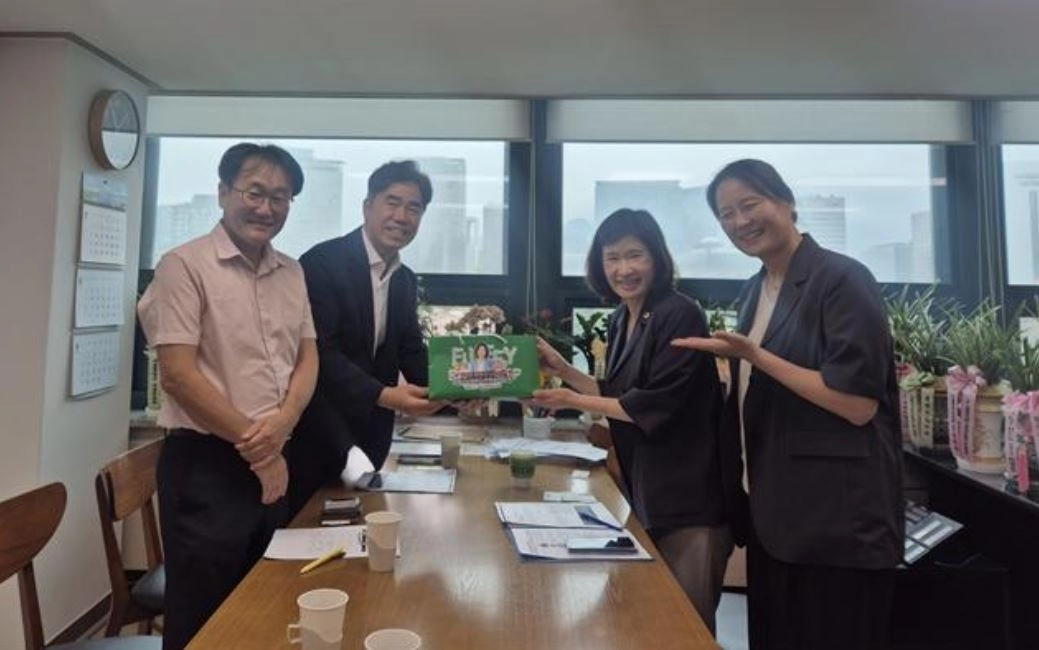 지난 8월 28일 서울시의회에서 서울시사회복지관협회 관계자들과 면담을 갖은 김경우 위원장. 서울시의회 제공
