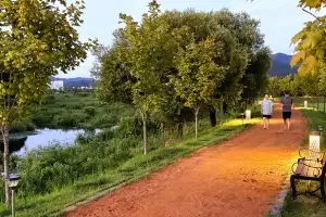 황룡강 강바람 속 걷는 700m 흙길…장성 황미르랜드, ‘어싱’ 명소 떠올라