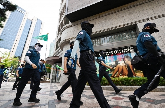 지난 5일 서울 중구 명동 신세계백화점 본점에 폭발물을 설치했다는 협박 글이 인터넷 커뮤니티에 올라와 출동한 경찰이 주변을 통제하고 있다. 2025.8.5 홍윤기 기자