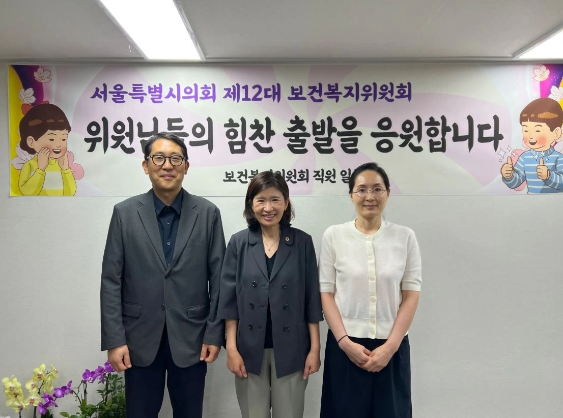 지난 8월 28일 서울시의회에서 서울시재가노인복지협회 장현준 회장과 문미진 부회장과 면담을 갖은 김경우 위원장. 서울시의회 제공