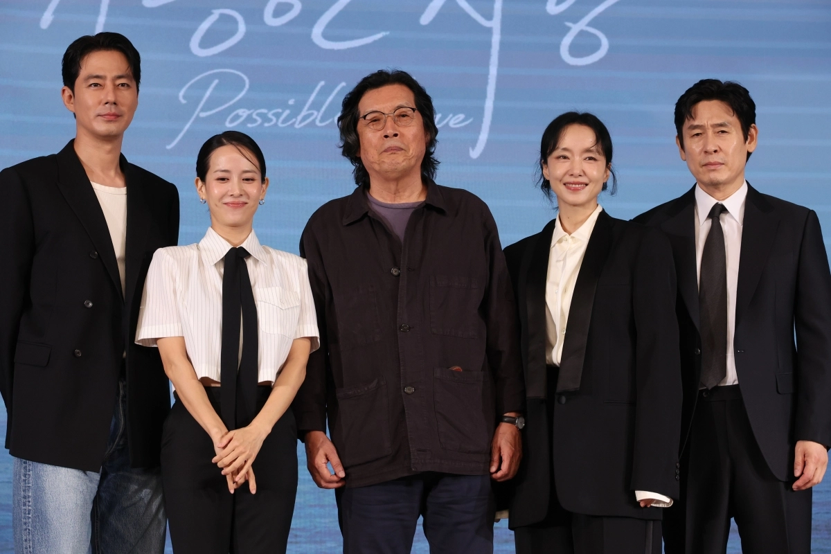 이창동(가운데) 감독이 25일 서울 마포구 호텔 나루 서울 엠갤러리에서 열린 넷플릭스 영화 ‘가능한 사랑’ 제작발표회에서 배우 조인성(왼쪽부터), 조여정, 전도연, 설경구와 포즈를 취하고 있다. 연합뉴스