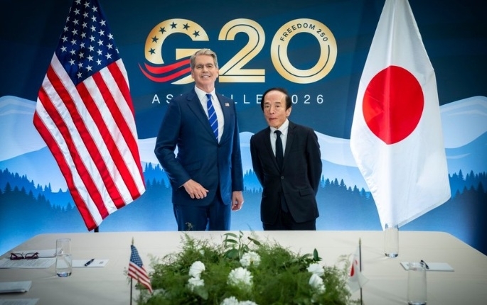 스콧 베선트(오른쪽) 미국 재무장관이 지난달 30일(현지 시간) 미국 노스캐롤라이나주 애슈빌에서 우에다 가즈오 일본은행 총재와 만나 기념촬영을 하고 있다. 베선트 장관 엑스 캡처