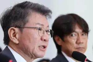 ‘홍명보 선임 의혹’ 정몽규, 경찰 출석 “부당 개입 전혀 없어”