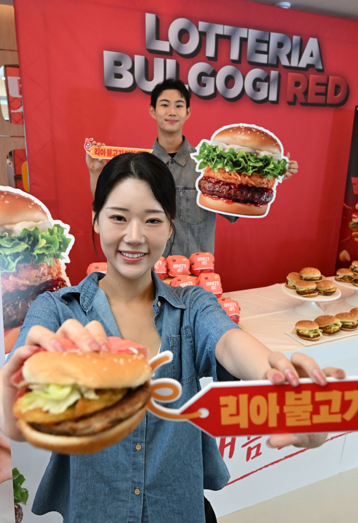 2일 서울 용산구 롯데리아 숙대입구역점에서 모델들이 롯데리아 신메뉴 ‘리아 불고기 레드’ 2종을 선보이고 있다. 롯데리아의 신제품 ‘리아 불고기 레드’와 ‘리아 불고기 더블 레드’는 기존 리아 불고기의 달콤한 풍미에 청양고추를 활용한 매운맛을 더해 이른바 ‘맵단’ 풍미를 구현했다. 2026.9.2. 도준석 전문기자