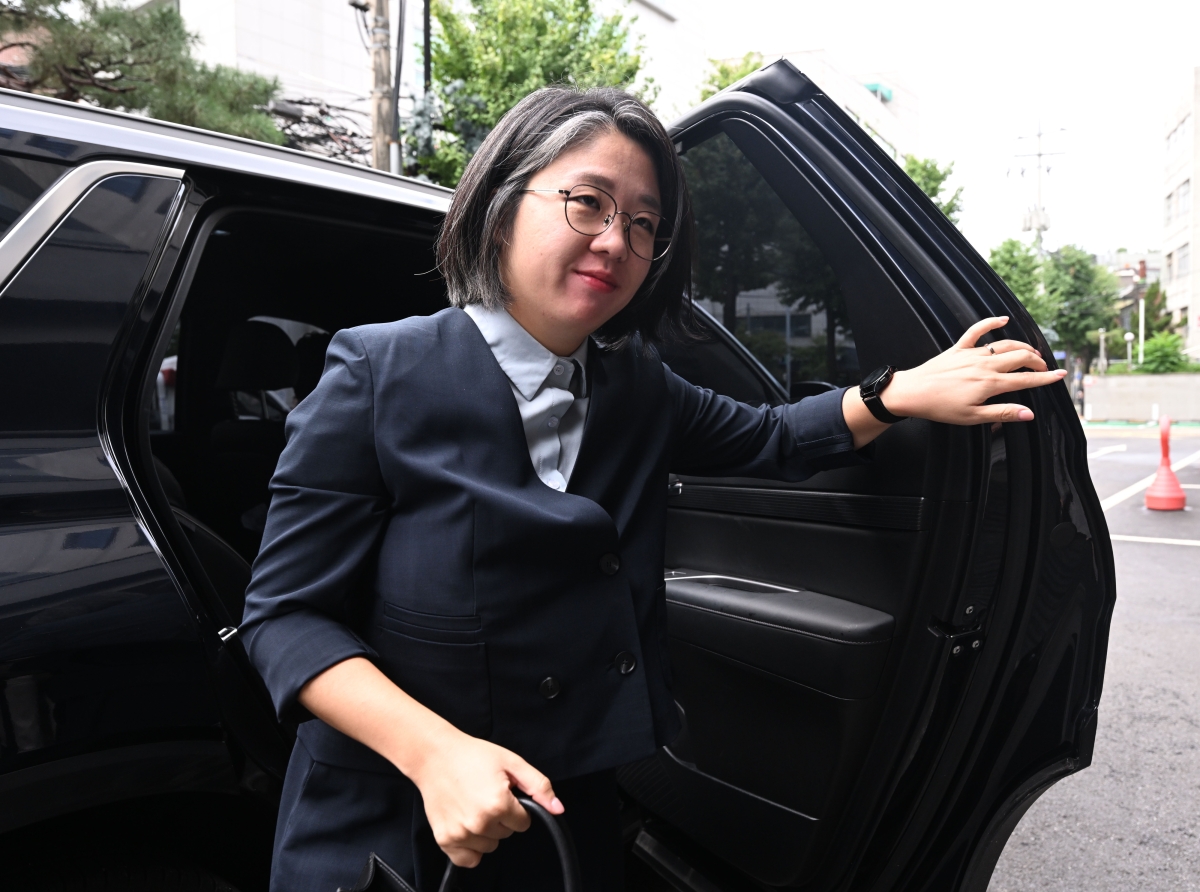 용혜인 성평등가족부 장관 후보자가 2일 오전 서울 서대문구 한국청소년활동진흥원에 마련된 인사청문회 준비사무실로 출근하고 있다. 도준석 전문기자