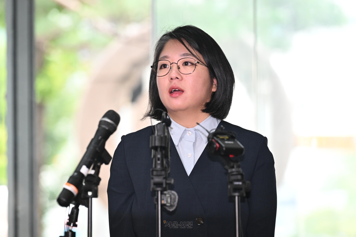 thumbnail - “가족여행에 공항 귀빈실 이용”<br>용혜인, 직권남용 고발 당했다