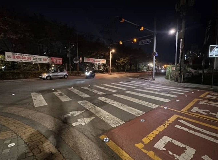 노원구 월계동 신창중학교와 롯데캐슬루나아파트 121동 사이에 설치된 횡단보도 LED 표지병. 노원구 제공