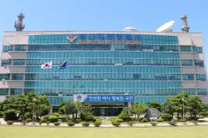 부산 오륙도 앞바다서 8명 승선 예선 전복…1명 구조