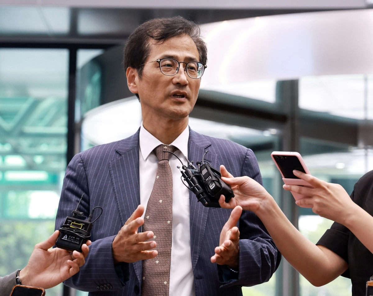 이태한 선거관리위원회 특별검사가 지난달 21일 유재성 경찰청장 직무대행, 홍석기 국가수사본부장과의 면담을 위해 서울 서대문구 경찰청에 들어서며 취재진의 질문에 답하고 있다. 뉴스1