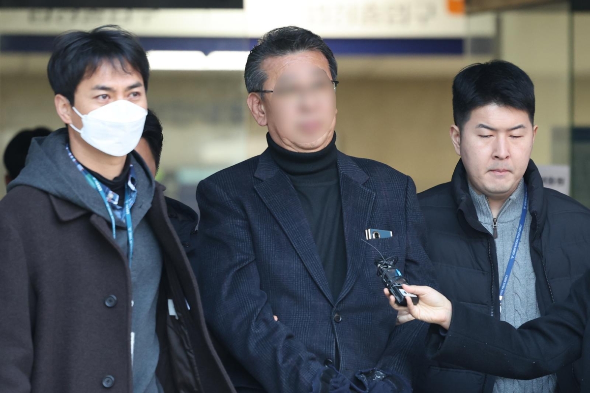 인천 중증발달장애인 거주시설 색동원 입소자들을 성적으로 학대한 의혹 등을 받는 시설장 김모씨가 지난 2월 19일 서울 서초구 서울중앙지법에서 구속 전 피의자 심문(영장실질심사)을 마친 뒤 구치소로 이동하고 있다.  뉴스1