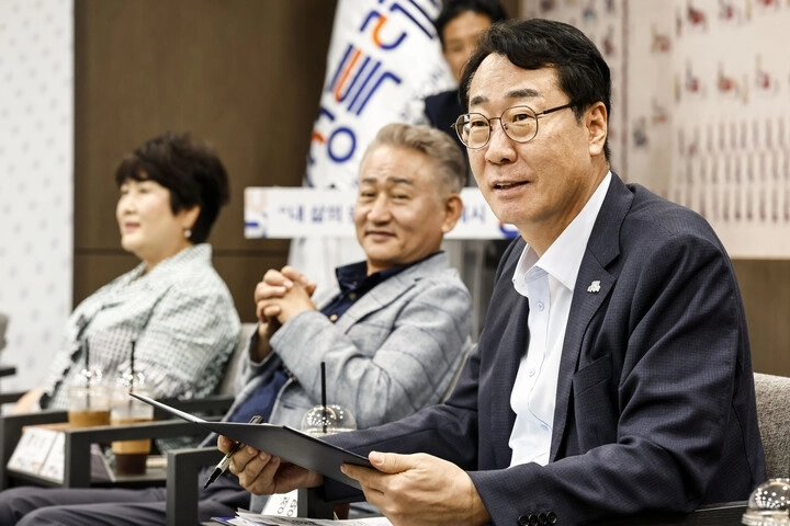 정명근 화성특례시장(화성시 노사민정협의회 위원장)이 2일 열린 ‘2026년 노사민정 공동선언식’에서 인사말을 하고 있다. 화성시 제공
