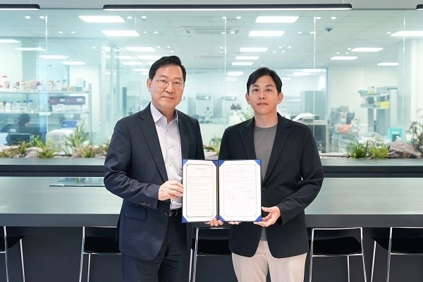 정일두 에스앤에스랩 대표이사(오른쪽)와 송영구 연세대학교바이오헬스기술지주회사 대표이사(전 강남세브란스병원장)가 31일 에스앤에스랩 구로 공유실험실에서 업무협약을 체결하고 기념 촬영을 하고 있다. 사진=에스앤에스랩 제공
