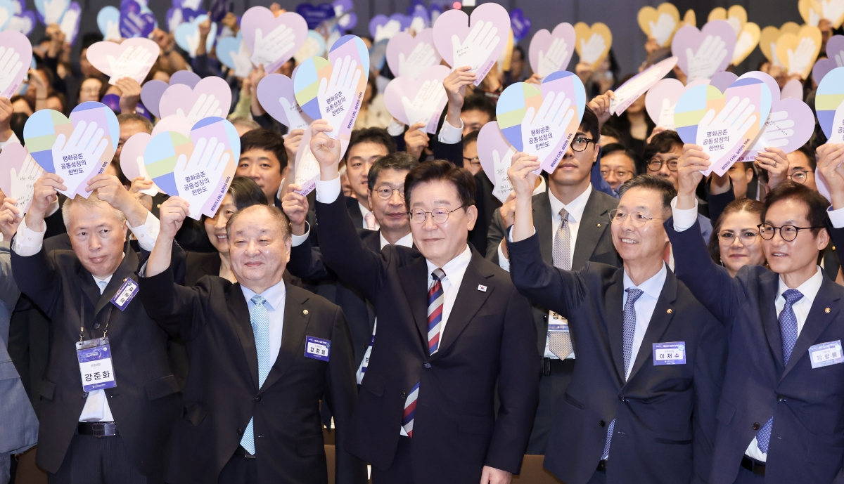 이재명 대통령이 2일 인천 영종도 인스파이어 리조트에서 열린 제22기 민주평통 미주지역 회의에서 참석자들과 ‘평화의 다짐, 실천의 약속’ 퍼포먼스를 하고 있다. 연합뉴스
