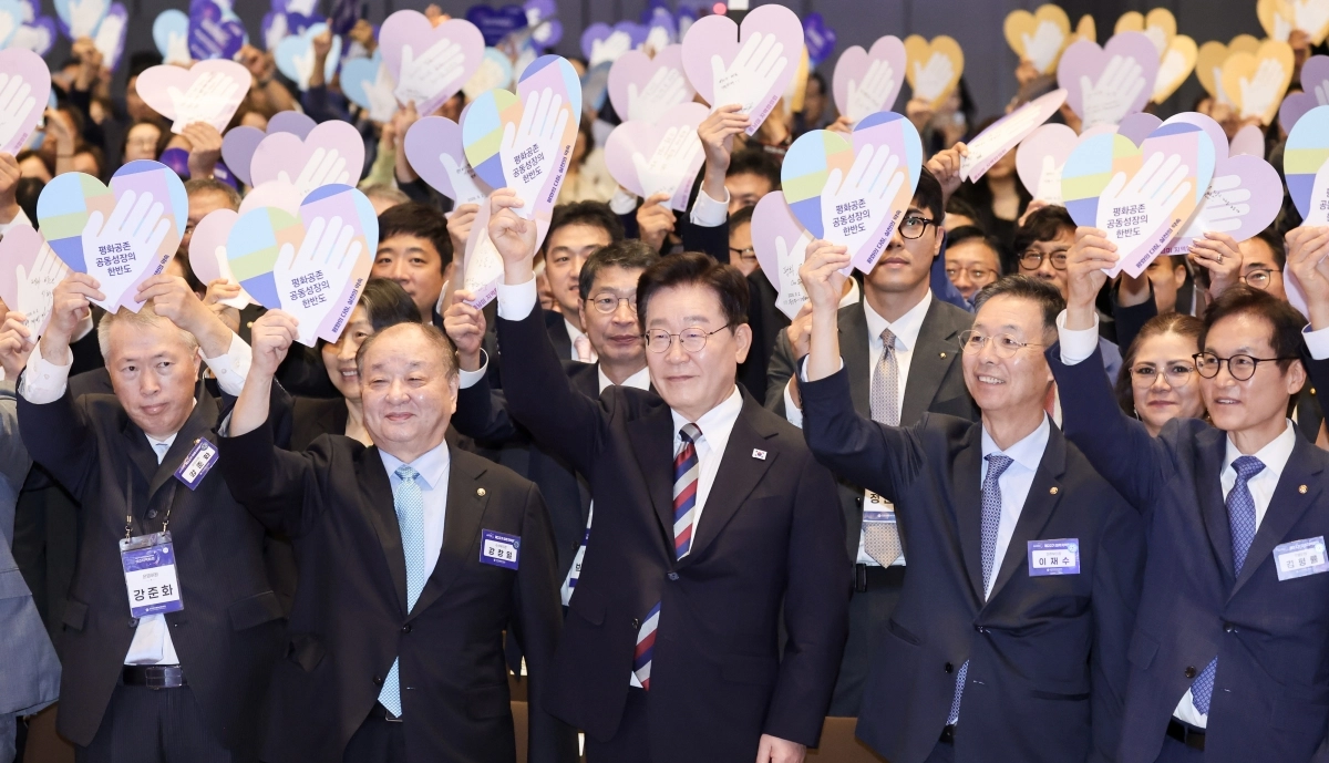 이재명 대통령이 2일 인천 영종도 인스파이어 리조트에서 열린 제22기 민주평통 미주지역 회의에서 참석자들과 ‘평화의 다짐, 실천의 약속’ 퍼포먼스를 하고 있다. 연합뉴스