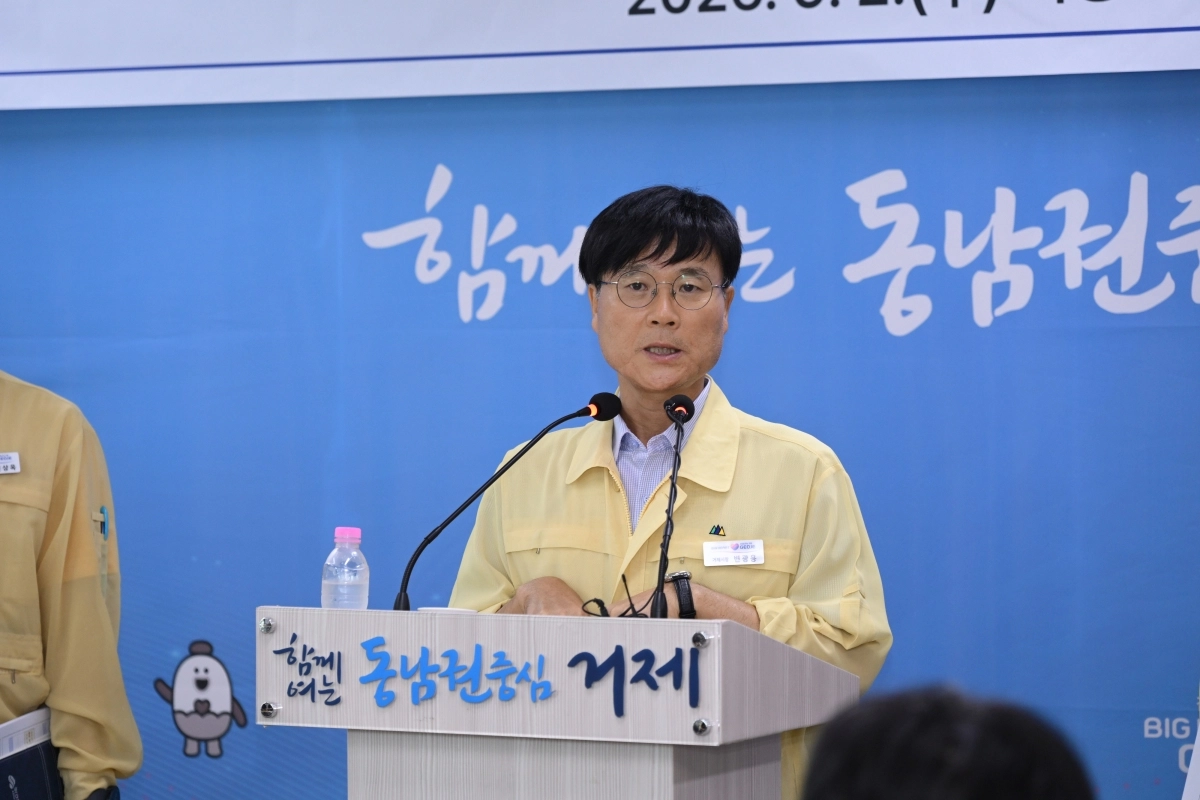 변광용 경남 거제시장이 2일 시청 브리핑룸에서 기자회견을 열고 양대 조선소의 설계인력 부산 확대 계획 재검토를 촉구하고 있다. 2026.9.2. 거제시 제공