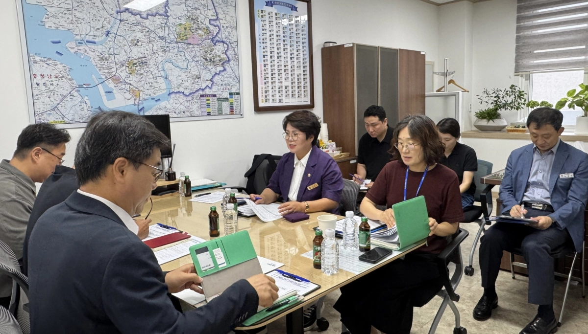 ▲김경옥 의원이 8월 31일 평택교육지원청에서 평택시 및 교육지원청 관계자들과 ‘죽백초등학교 중장기 학생배치계획 및 학교 발전 방안’ 정담회를 진행하고 있다. (사진=경기도의회)